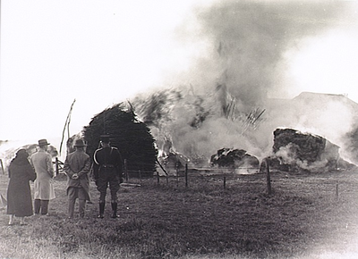 4430 Brand in een boerderij te Acht, 25-10-1931