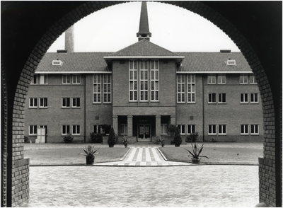 4468 Binnenplaats van het St. Josephziekenhuis, Aalsterweg, gezien door toegangspoort, 07-07-1932