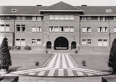 4469 Toegangspoort van het St. Josephziekenhuis, Aalsterweg, gezien vanaf de binnenplaats, 07-07-1932