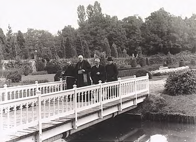 4652 Bisschop Diepen en andere geestelijken in de tuin van Huize St. Jozefdal, 28-09-1938