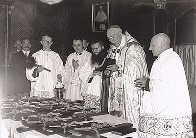 4653 Bisschop Diepen zegent de kruisbeelden die in de verschillende vertrekken zullen worden opgehangen, 29-09-1938