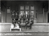 5302 Foto ter gelegenheid van het afscheid van stationschef J.B. Gezel [vierde van links], voor zijn vertrek naar ...