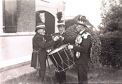 5572 De koning met kroon en schilden, hier met de tamboer en de 80-jarige ere-deken [met hoge hoed en pluim], 11-09-1933
