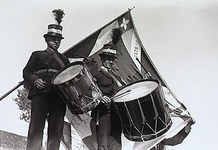 5575 Twee tamboeren met tommels staande voor een vaandel, 11-09-1933