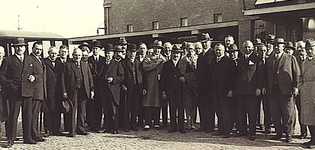 9413 Groepsfoto van de Duitse handelsdelegatie die op 18 september 1928 'n bezoek aan Eindhoven bracht, hier ...