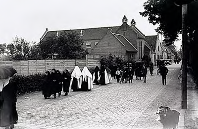 22107 Inwijding van de Karmelitessenklooster Bleyendaal Zusters op weg naar de kerk., 31-05-1931