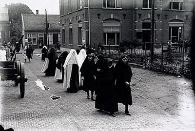 22108 Inwijding Karmelitessenklooster Bleyendaal Zusters via de Torenstraat op weg naar de kerk. Op de achtergrond het ...