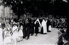 22109 Inwijding Karmelitessenklooster Bleyendaal Zusters verlaten de kerk en gaan op weg naar het klooster, 31-05-1931