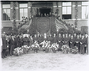 23590 Statiefoto voor het gemeentehuis, bij gelegenheid van de installatie van burg. P.J.C. Strik (midden), 20-10-1929