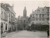 29601 Jan van Hooffstraat, gezien richting stadhuis, Rechtestraat. Rechts grossierderij H. van Kempen van Lierde. Links ...