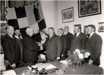 148340 Gemeentepersoneel. ca. V.l.n.r. : burgemeester P.J.C. Visschers, H. Beers, J. v.d. Velden, M. Ansems en J. ...