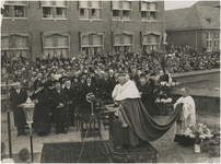 194633 Eucharistisch Congres: het houden van een toespraak door de bisschop van Den Bosch, mgr. A.F. Diepen, bij de ...
