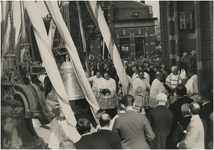 194636 Het wijden van de klokken van de St. Joriskerk door bisschop A.F. Diepen (rechts). Links van hem pastoor L.J. ...