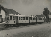 195734 Stilstaande tram bij nog onverharde weg, 1927