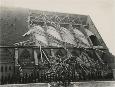 196391 Ravage door een windhoos: de Pastoor van Arskerk, 31-07-1939