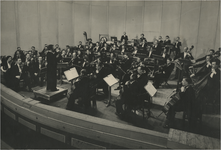 250503 Het geven van een concert door een orkest. Geen informatie bekend, 1960 - 1970