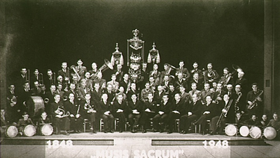 1858 Leden van harmonie Musis Sacrum ter gelegenheid van het 100-jarig bestaan. 54. P. van Ewijk;, 1948