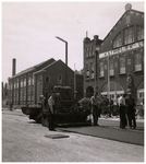 2379 Wegwerkzaamheden Wal gezien richting Dommel: vernieuwing wegdek ter hoogte van het gebouw Katholiek Leven, 1954