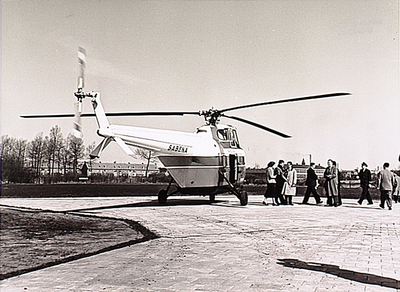 4580 De opening van Heliport Eindhoven: passagiers bij een Sabena helikopter na het maken van een rondvlucht, 05-06-1955