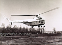 4581 Een demonstratie van een Sabena helikopter ter gelegenheid van de opening van Heliport Eindhoven, 05-06-1955