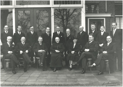 4736 Leden van de St. Vincentiusvereniging Woensel, met in het midden zittend pastoor van Wijck, 1952