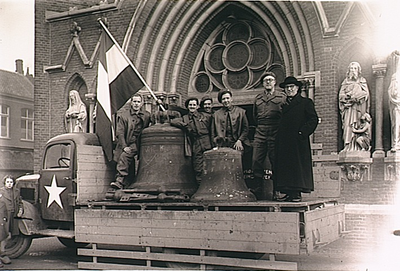 5101 Terugkomst kerkklokken Sint-Petruskerk: Legertruck met twee kerkklokken, de Nederlandse vlag, vijf mannen en de ...