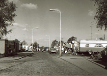 5817 Woonwagens met hun bewoners: links het nieuwe kamp-wijkgebouw, 1962