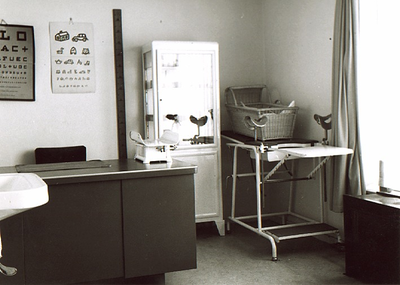 5818 Interieur kamp-wijkgebouw: de dokterskamer, 1962