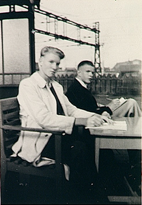 6427 Twee Eindhovense scholieren, zittend op een bank tijdens een verkeerstelling, 09-10-1947