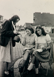 6428 Drie Eindhovense scholieren, zittend op tuinstoelen, koffie schenkend tijdens een verkeerstelling , 09-10-1947