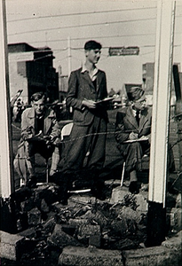 6429 Drie Eindhovense scholieren, twee zittend op tuinstoelen achter draadwerk, tijdens een verkeerstelling , 09-10-1947