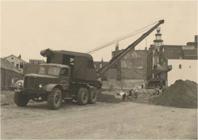 19890 Wederopbouw: Vrachtwagen met schep ruimt puin, 10-1949