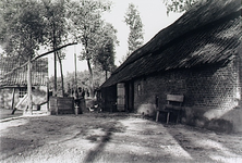 23572 Boerderij met waterput in het buitengebied. Op het bankje staat 'Snepseind', ca. 1935
