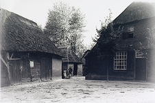 23575 Boerderij, met bijgebouwen in het buitengebied, ca. 1935