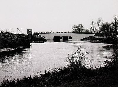 25063 Drie bruggen naast elkaar over de Dommel in de rondweg: twee in de parallelwegen en een in de hoofdbaan, 01-1958