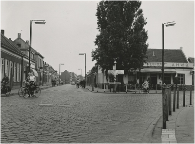 29141 Kruispunt van Leenderweg en Aalsterweg, met rechts café De Huifkar, 1955