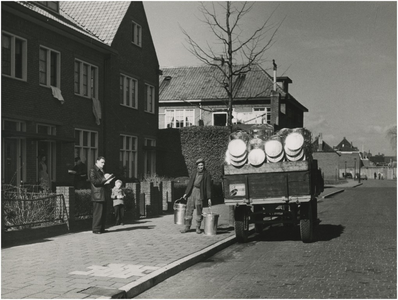191852 Het uitreiken van emmers voor huisvuil door medewerkers van de reinigingsdienst, 01-1951