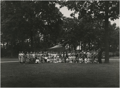 193919 Leden van de Vrouwenbond: bij het radiomonument tijdens een rondleiding door het Stadswandelpark, ca. 13-06-1959