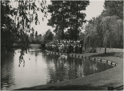 193920 Leden van de Vrouwenbond: bij de vijver tijdens een rondleiding door het Stadswandelpark, ca. 13-06-1959
