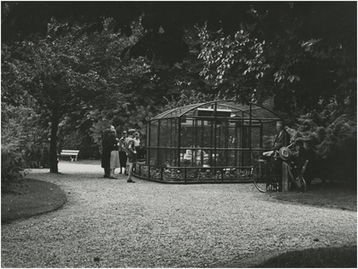 193924 Het kijken in de volière in het Stadswandelpark, 08-1951