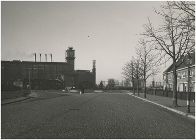 194284 Marconilaan gezien richting de 'Beukenlaan'. Op de achtergrond de Philipsfabrieken met kloktoren, 1948, 1945-1948