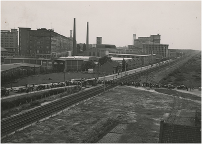194373 Het uitgaan van de Philipsfabrieken ter hoogte van de overweg van de Glaslaan naar de Steenstraat, 08-1951