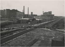 194373 Het uitgaan van de Philipsfabrieken ter hoogte van de overweg van de Glaslaan naar de Steenstraat, 08-1951