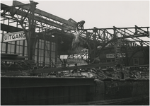 194767 Serie van 5 foto's betreffende de sloop van het oude station (1913-1956). Het uitvoeren van sloopwerkzaamheden, ...