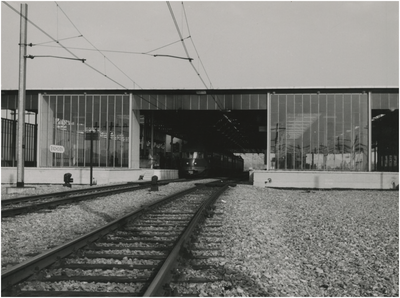 194769 De perrons bij het nieuwe station, 03-1954