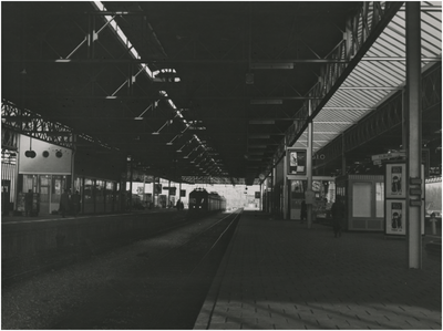 194773 De perrons bij het nieuwe station, 03-1954