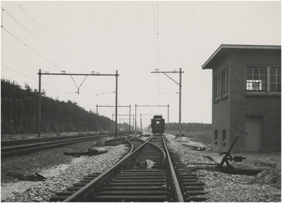 194775 Serie van 7 foto's betreffende de aanleg van het hoogspoor. Werkzaamheden aan de spoorlijn Eindhoven-Boxtel ...