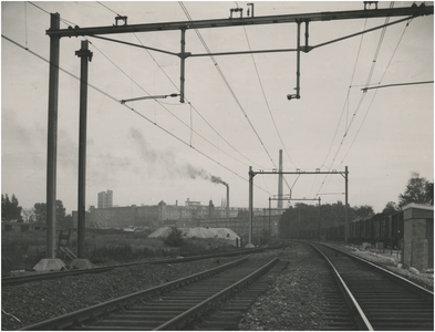 194779 Serie van 7 foto's betreffende de aanleg van het hoogspoor. Op de achtergrond de Ventoseflat en het ...