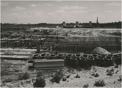 194781 Bouw van de Vestdijktunnel ten behoeve van het nieuwe hoogspoor. Op de achtergrond het nieuwe station in ...