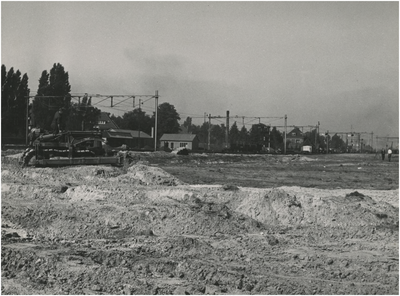 194783 Serie van 7 foto's betreffende de aanleg van het hoogspoor. Het nivelleren van het terrein met behulp van een ...